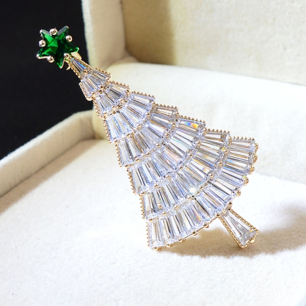 Sparkling Crystal Christmas Tree Brooch pin - Picture 1 of 5